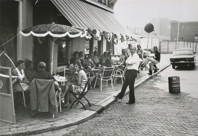 876477 Afbeelding van bezoekers op het terras van café Dikke Dries (Waterstraat 32) op de hoek met de Willemstraat in ...